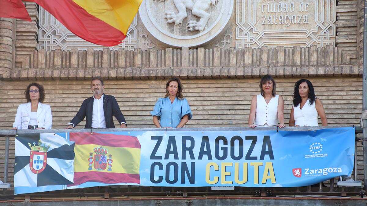 „Zaragoza mit Ceuta“: Stadtverwaltung bringt Unterstützungsbanner für die autonome Stadt an