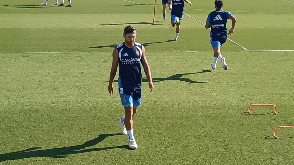 Innenverteidiger Diego González von Real Zaragoza trainiert mit Kopfschutz