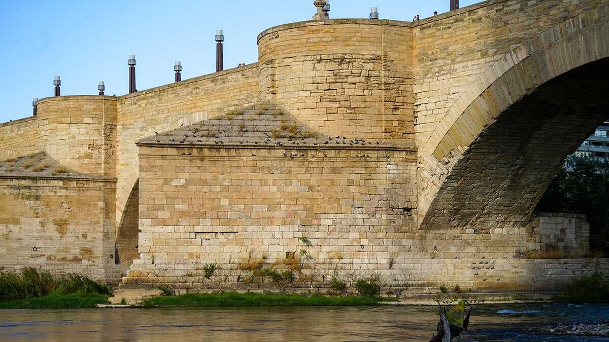 Die verborgenen Häuser der Steinbrücke von Saragossa: Zwei ihrer Strombrecher waren Wohnhäuser