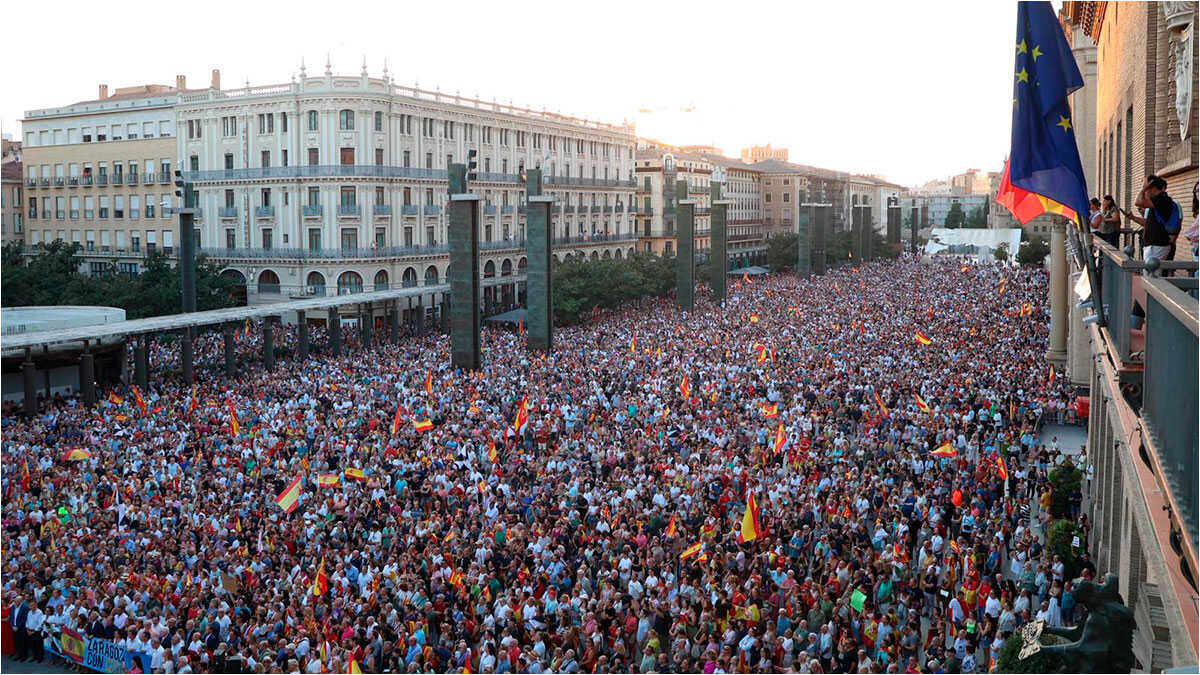 Tausende Menschen füllen den Pilar-Platz mit spanischen Flaggen: „Ceuta steht nicht zum Verkauf“