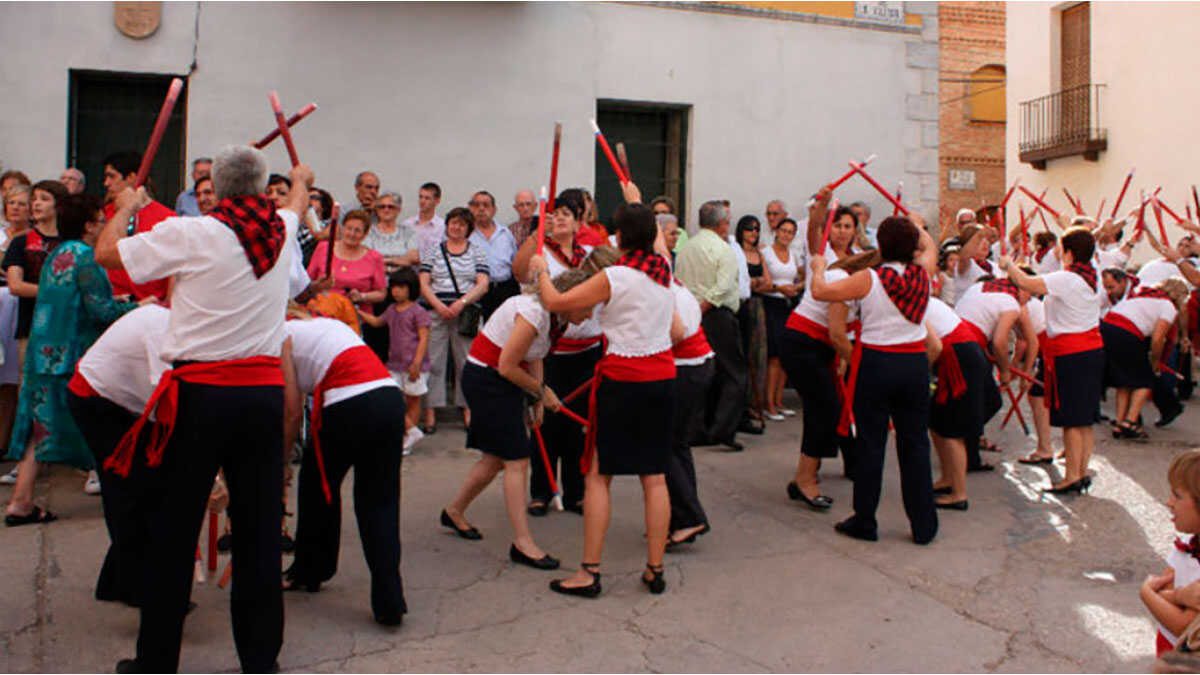 Die kuriose Tradition dieses Ortes in Saragossa: Anwohner tanzen mit Holzstäben auf den Straßen