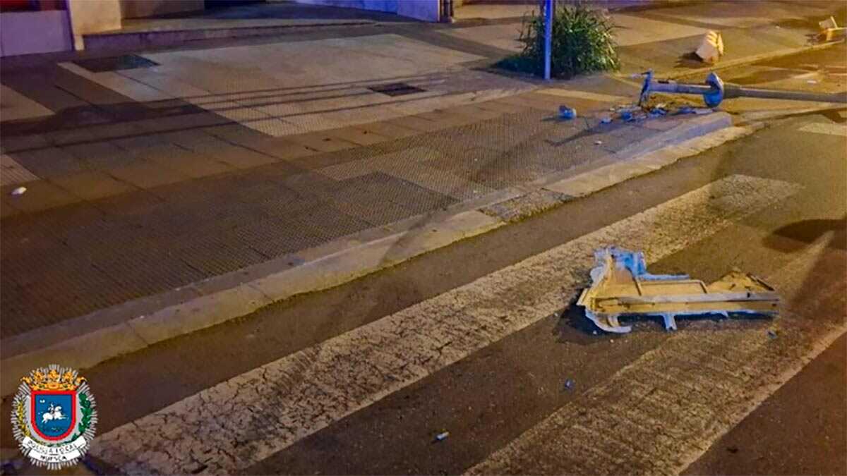 Kleintransporter prallt in Huesca gegen Ampel: Betrunkener Fahrer versucht zu fliehen