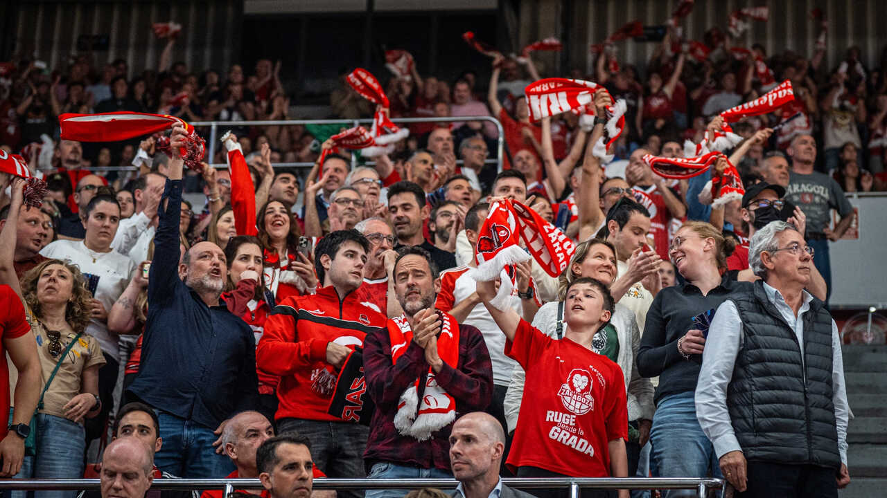 Die Marea Roja kann ihre neuen Idole bei einem öffentlichen Training kennenlernen