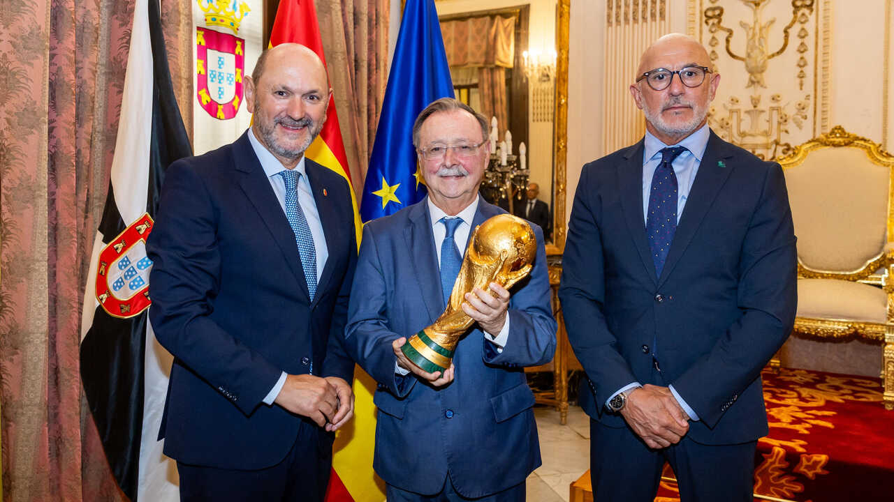 De la Fuente zu den Ceutíes nach dem Angebot, ihnen den WM-Pokal zu zeigen: „Ihr seid ein Vorbild für ganz Spanien und nicht allein“