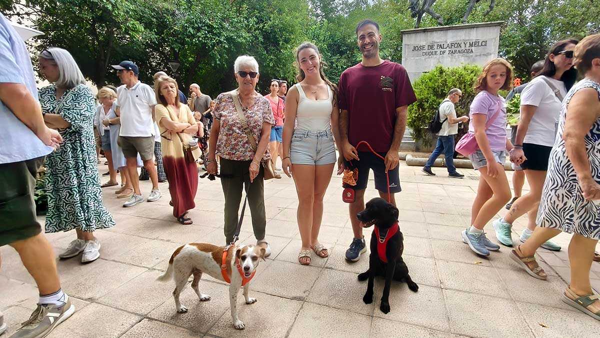 Slinky und sein Besitzer Ángel gehören zu den ersten Besuchern des Jardín del Gancho