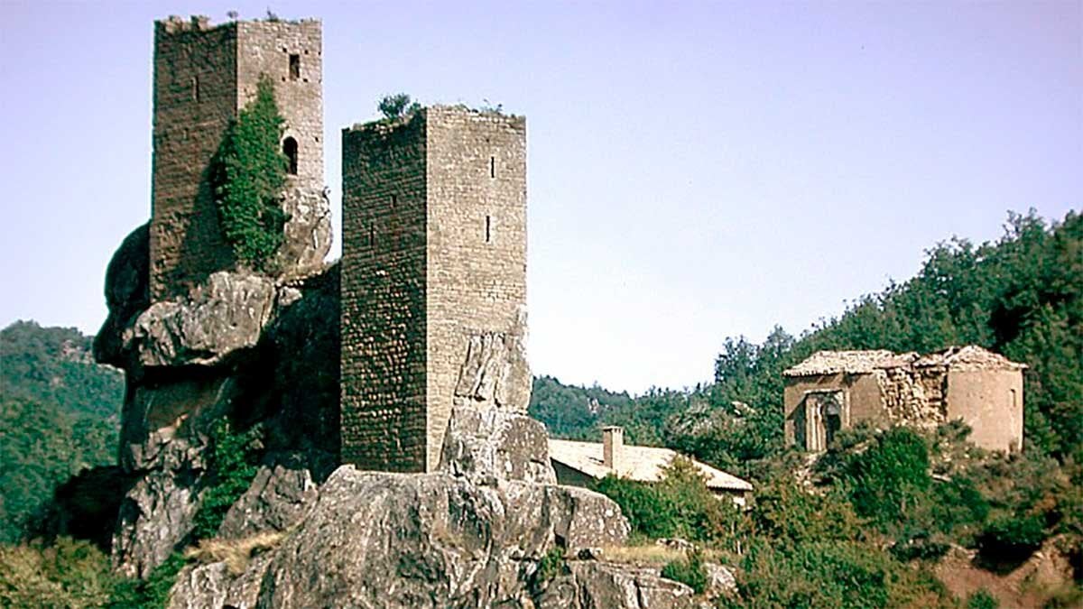 Auf einem Felsen erbaut: das verlassene Dorf in Aragón, von dem nur eine Burg und eine Kirche geblieben sind