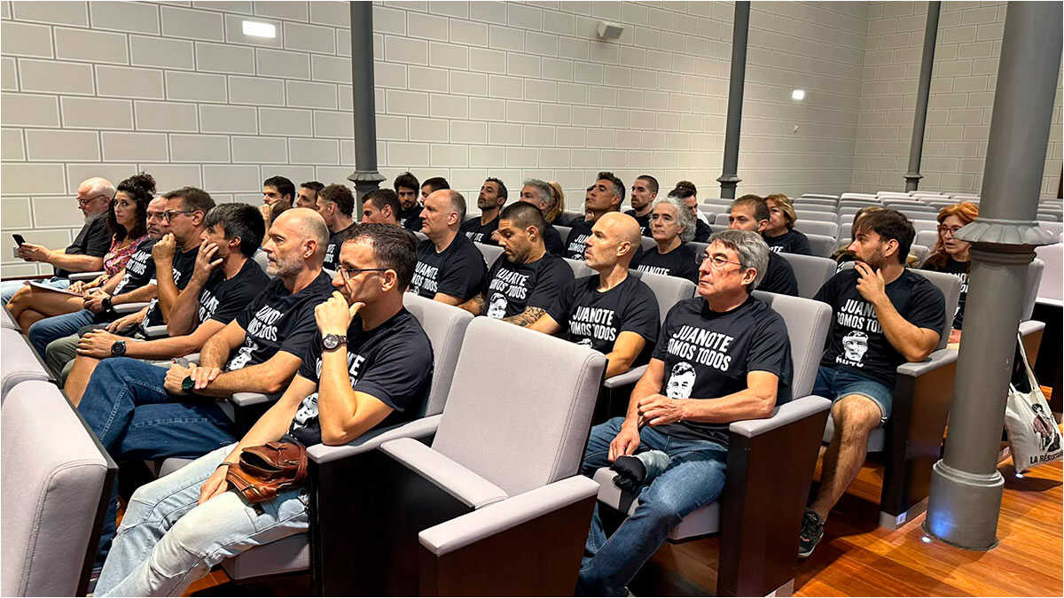 „Juanote sind wir alle“: Freunde und Feuerwehrleute des Verstorbenen in Calatorao erscheinen mit Protestshirts im Plenum