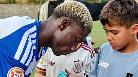 Die beiden Spieler von Real Zaragoza, die Fans bei einem Meet & Greet kennenlernen können