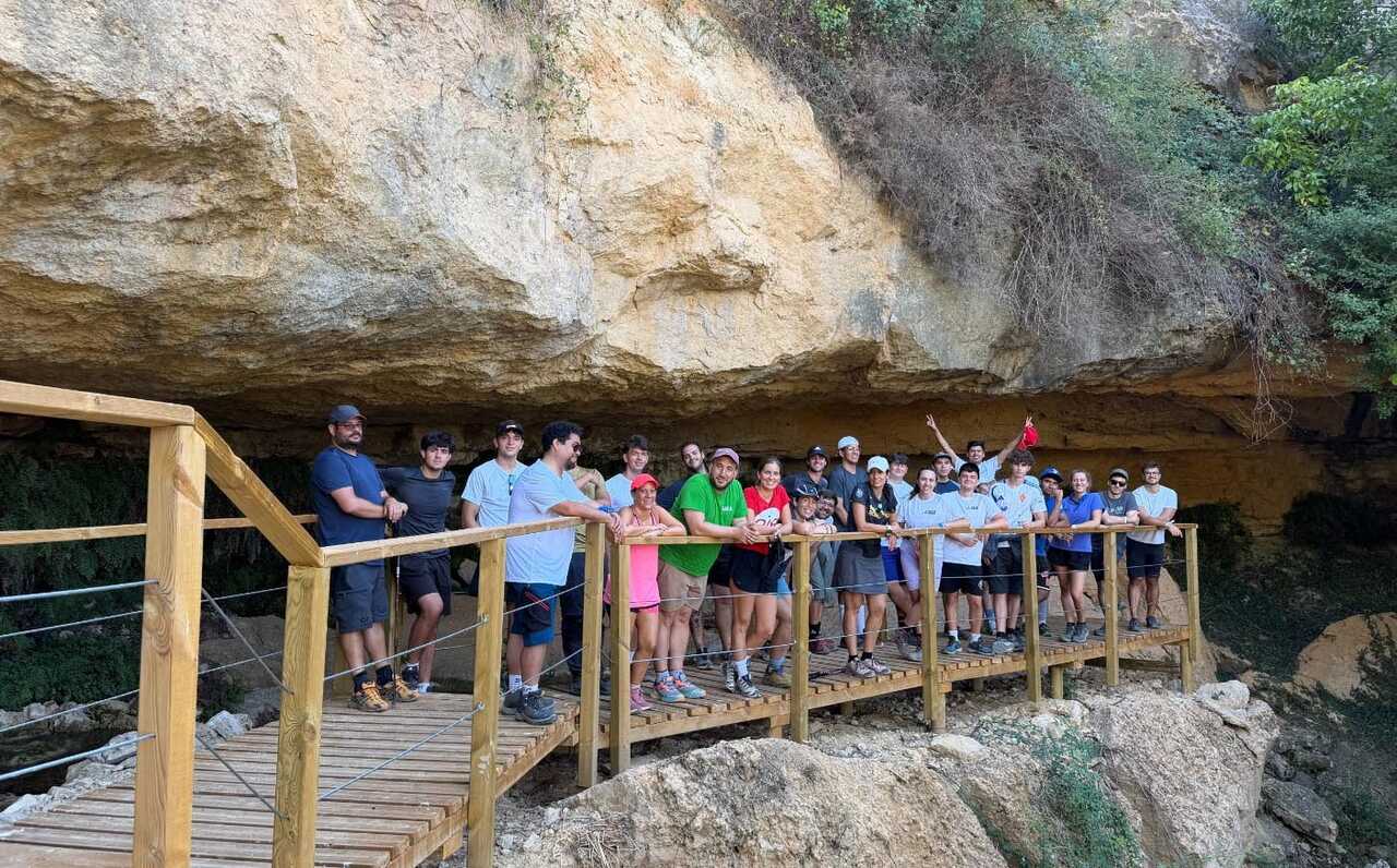 Von Daroca nach Anento zu Fuß: 30 Jugendliche stellen sich vier Unternehmensherausforderungen in Aragón