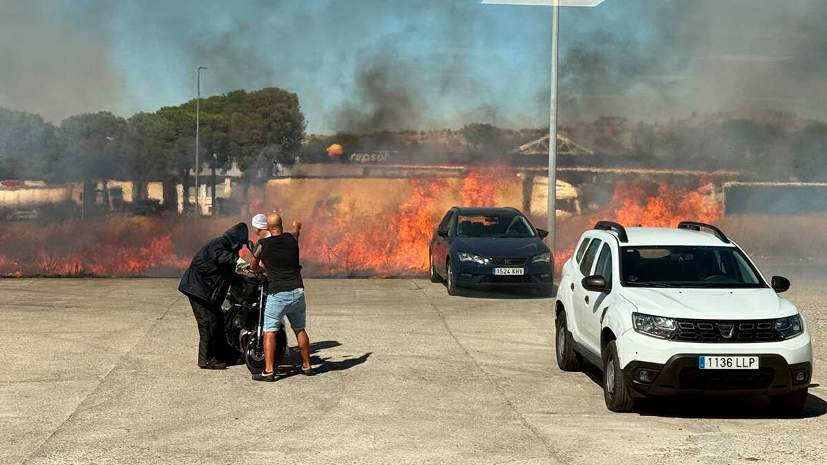Aufregung in La Puebla de Alfindén wegen Brand neben Tankstelle, der mehrere Fahrzeuge erfasst
