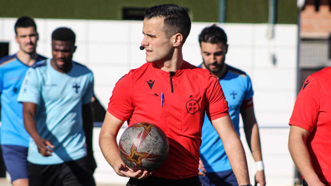 Ein neuer Debütant in der Primera RFEF für Real Zaragoza: Schiedsrichter Joaquín Béjar feiert gegen Torremolinos sein Debüt
