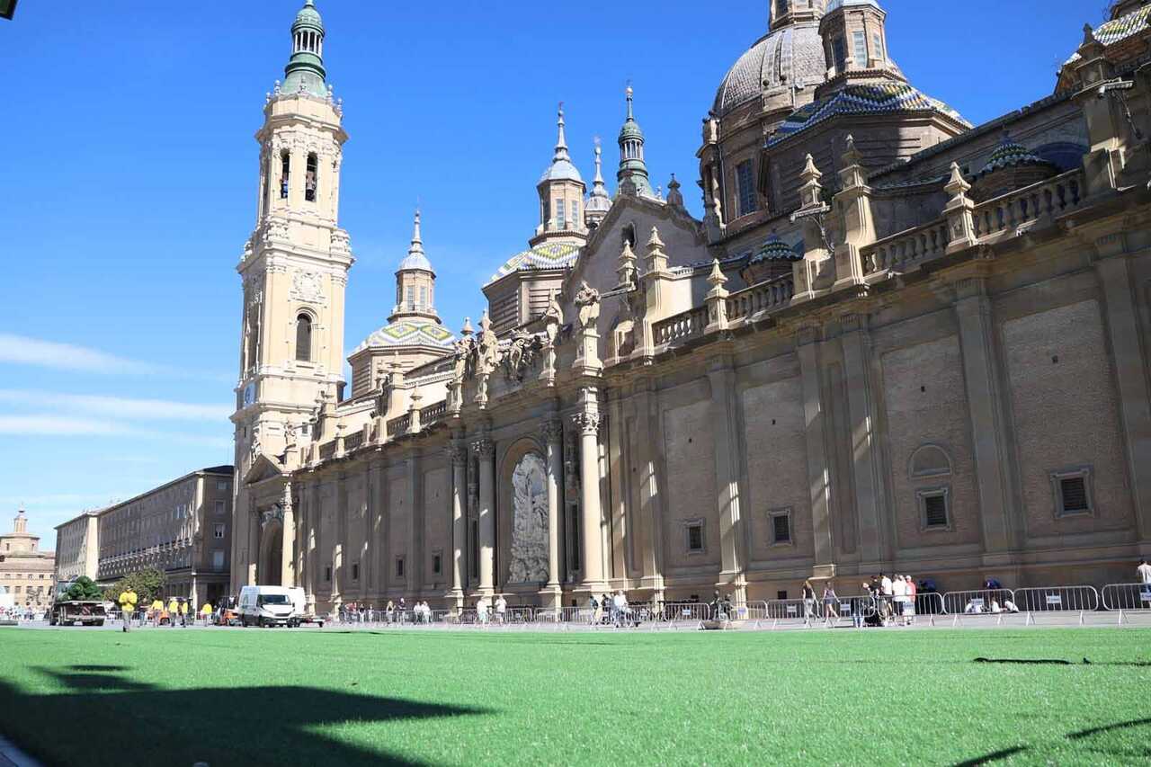 Eine große Kunstrasenfläche färbt die Plaza del Pilar grün: Das ist der Grund