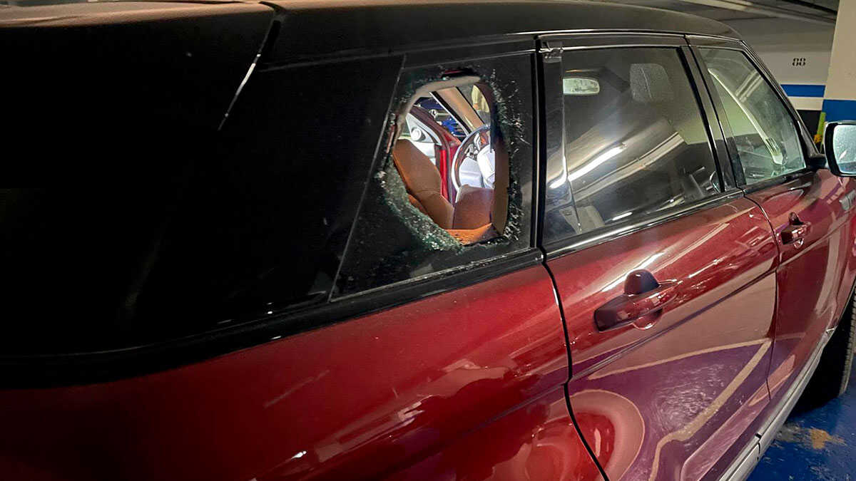 Mehrere Autos mit eingeschlagenen Scheiben in einer Parkgarage an der Vía Universitas in Zaragoza entdeckt