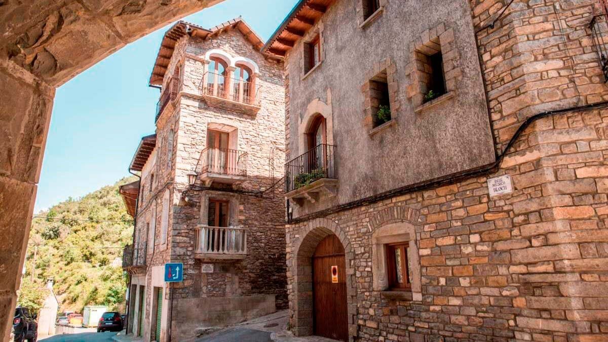 Das Dorf in Huesca, auf dem ein mittelalterliches Schloss thront und das von den Pyrenäen umgeben ist