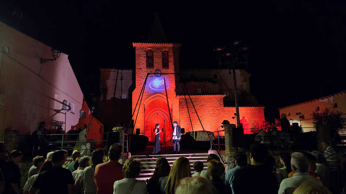 Theater, Tanz und Feuer erzählen in Villanueva de Sijena das Leben von Miguel Servet