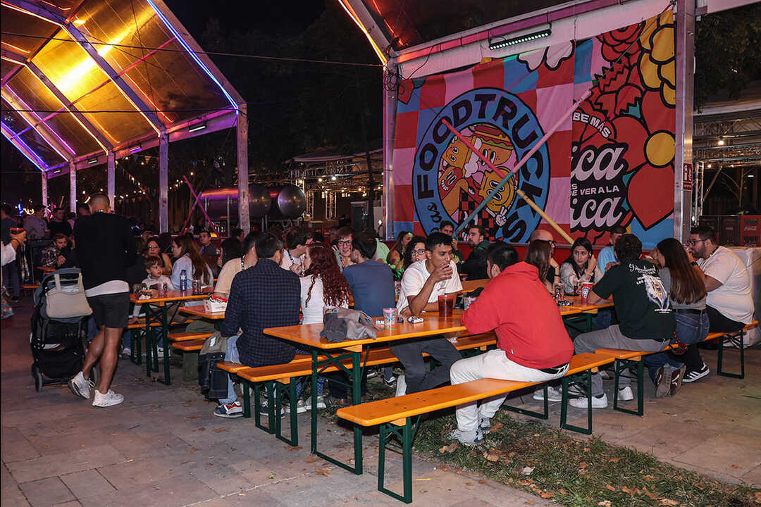 Alles, was du 2026 auf den Foodtrucks der Fiestas del Pilar glutenfrei essen kannst: Burger, Arepas, Bravas und mehr