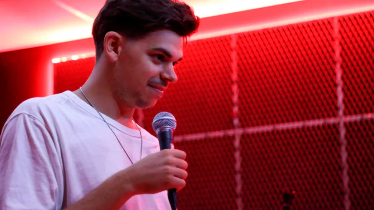 Der junge Stand-up-Comedian, der im neuen Comedysaal von Zaragoza auftritt: „Ich begann mit Comedy wegen eines nächtlichen Flirts, der schiefging“
