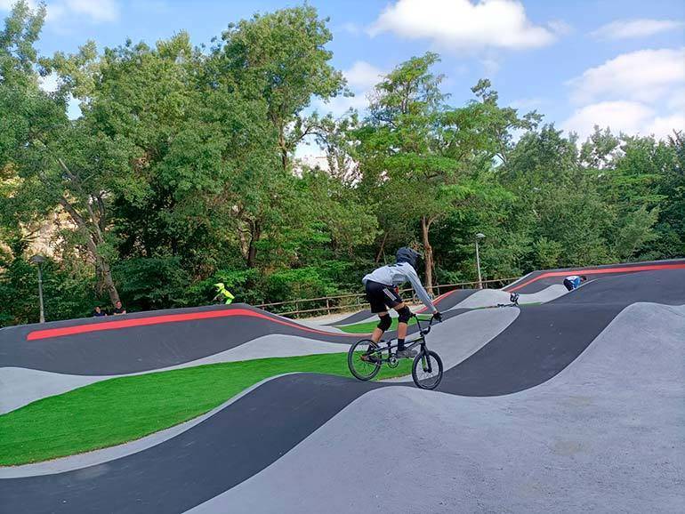 Dieses Viertel in Zaragoza bekommt eine neue Pumptrack-Strecke mit Rampen und Kurven für die Mutigen