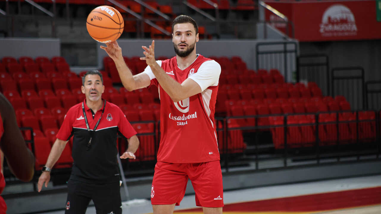 Miguel González, Flügelspieler von Casademont Zaragoza: „Wir haben intern über die Bedeutung gesprochen, den Kontakt zu den Fans herzustellen“