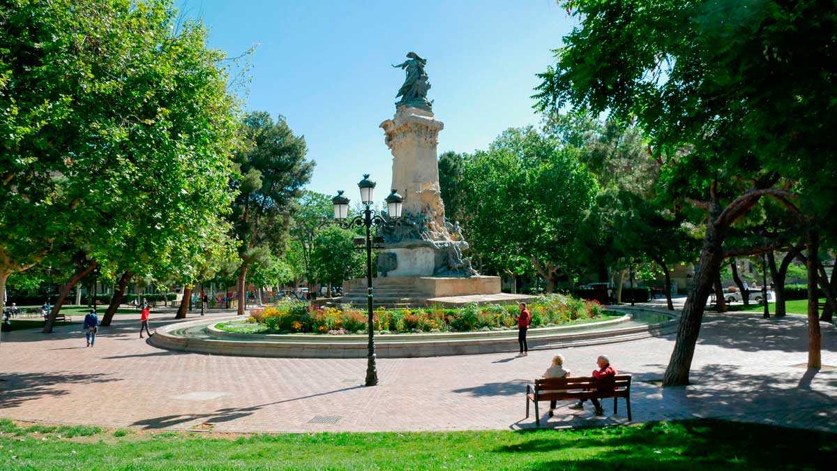 Fünf Geheimnisse, die die Plaza de los Sitios seit einem Jahrhundert bewahrt