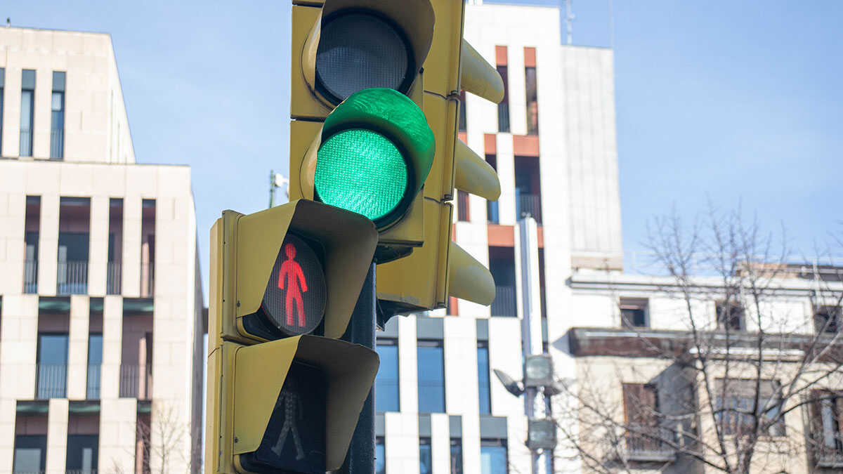 DGT ändert diese Ampelregel ab 1. Oktober: Was Autofahrer und Fußgänger wissen müssen