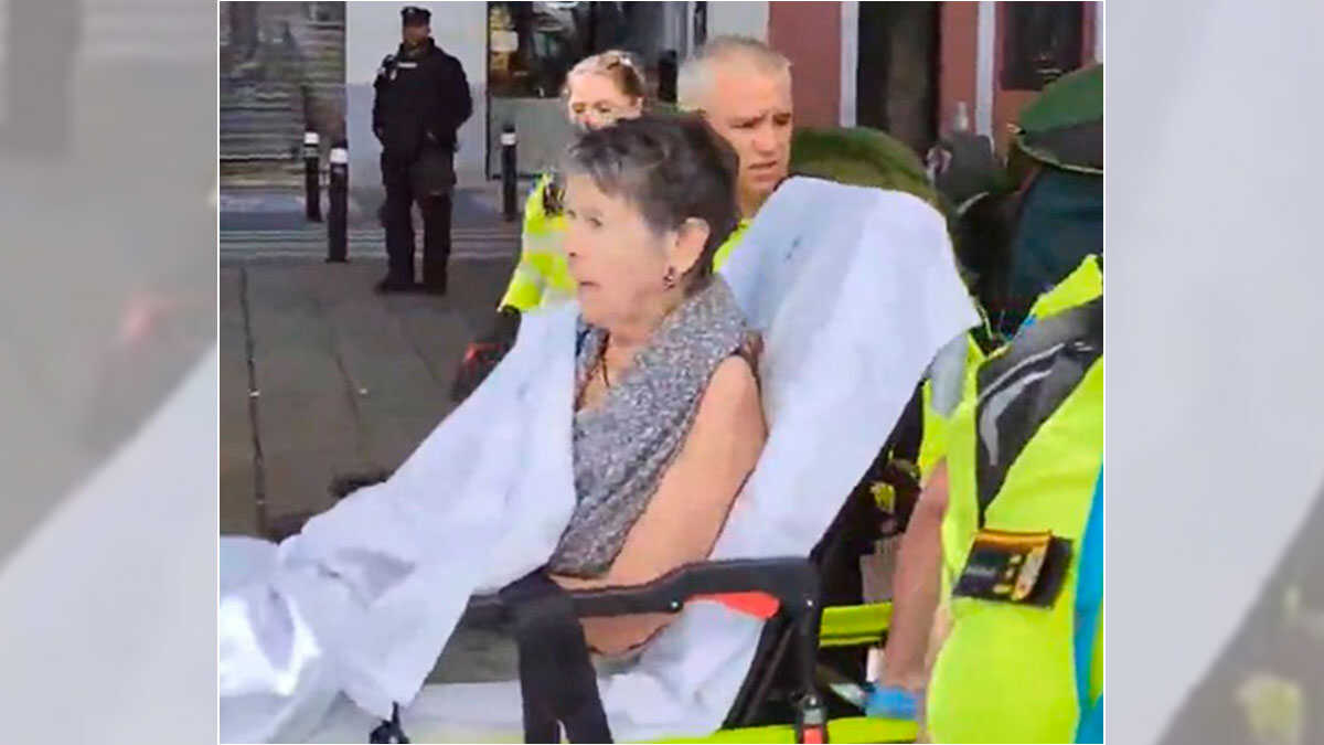 Maricarmen mit 87 Jahren endgültig zwangsgeräumt: In einer Trage verlässt sie ihr Zuhause nach sieben Jahrzehnten