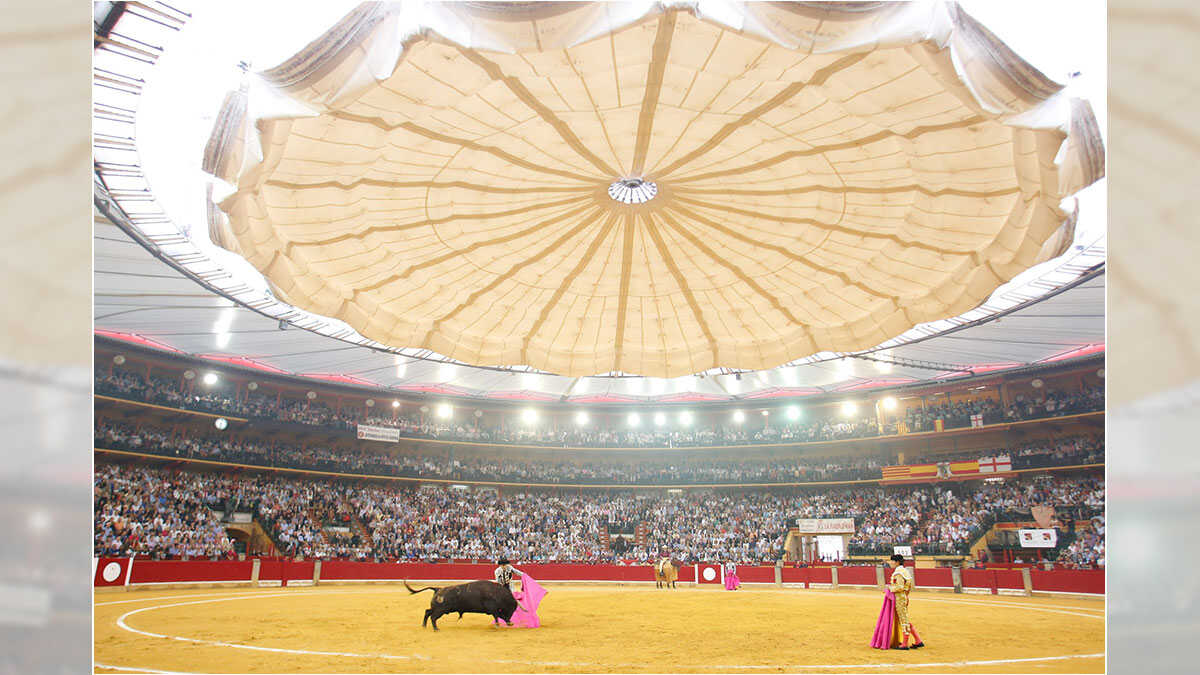 Überdachung der Stierkampfarena von Zaragoza während der Feria del Pilar unbrauchbar