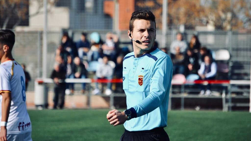 Schiedsrichter Roca Robles pfeift Ibiza gegen Real Zaragoza in seiner zweiten Primera-RFEF-Saison