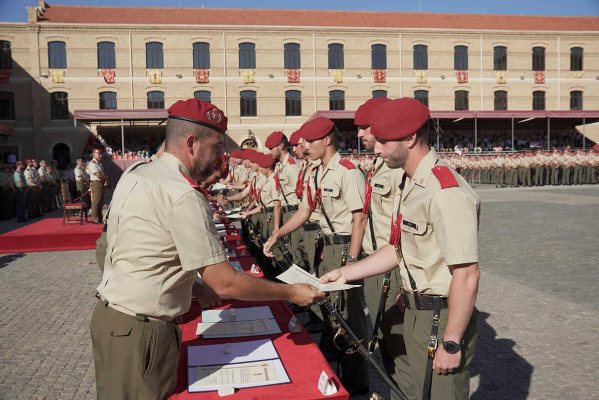 Saragossa feiert die traditionelle Säbelübergabe an die Kadetten der Militärakademie