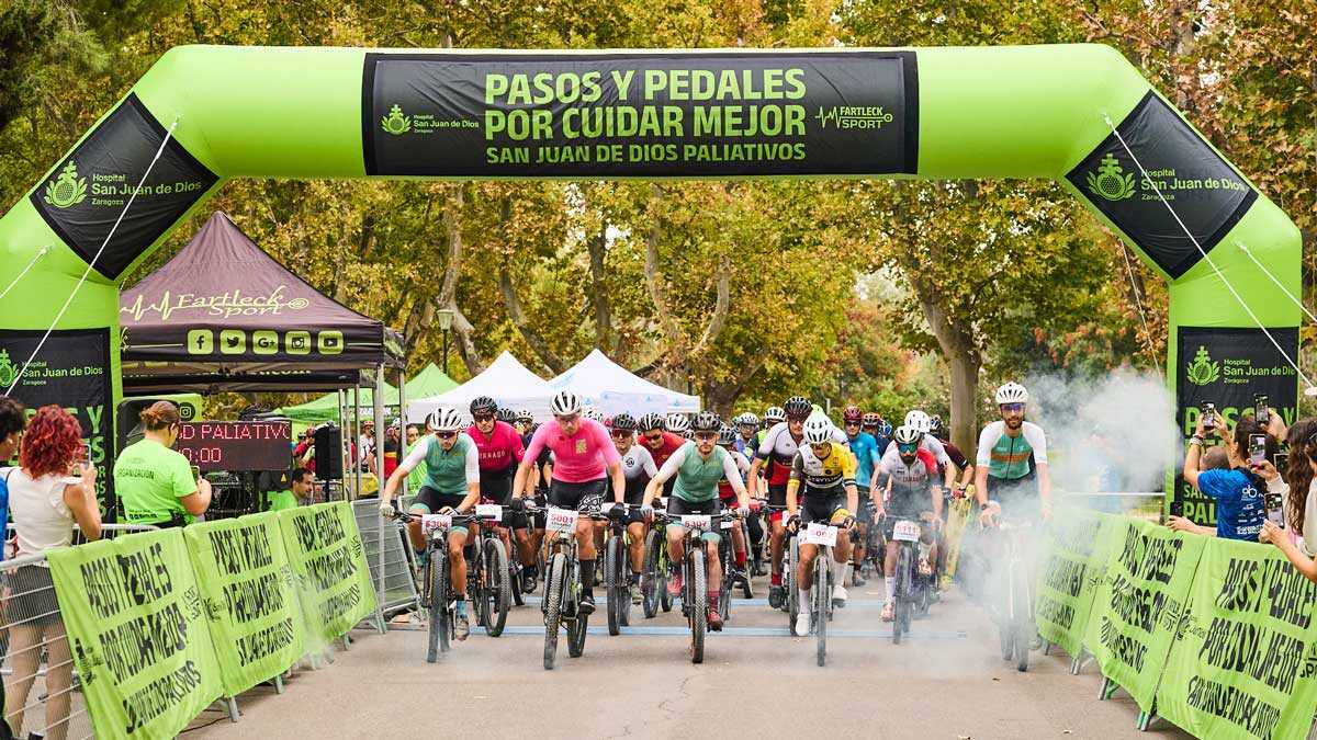 Pasos y Pedales bringt im Parque Grande in Zaragoza mehr als 400 Menschen für die Palliativversorgung zusammen
