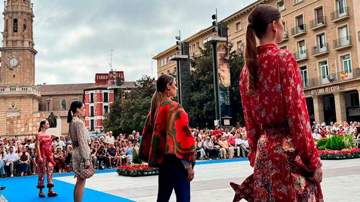 Die Plaza del Pilar erstrahlt zum großen Modefinale in Farben und Spitze: „Den großen Laufstegen steht sie in nichts nach“