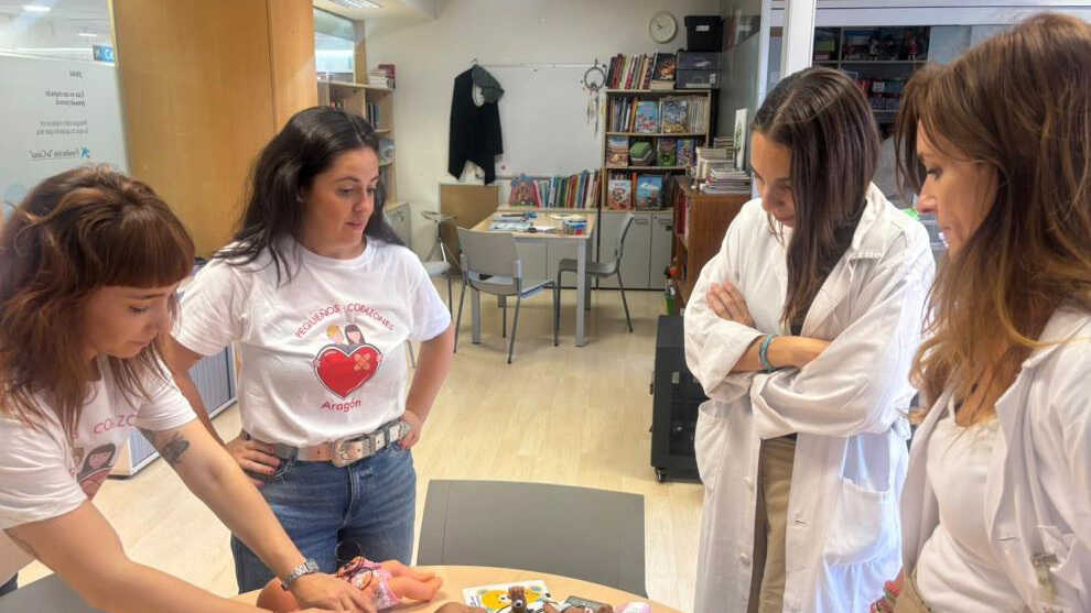 Pequeños Corazones spendet dem Miguel Servet medizinisches Spielzeug gegen die Angst von Kindern
