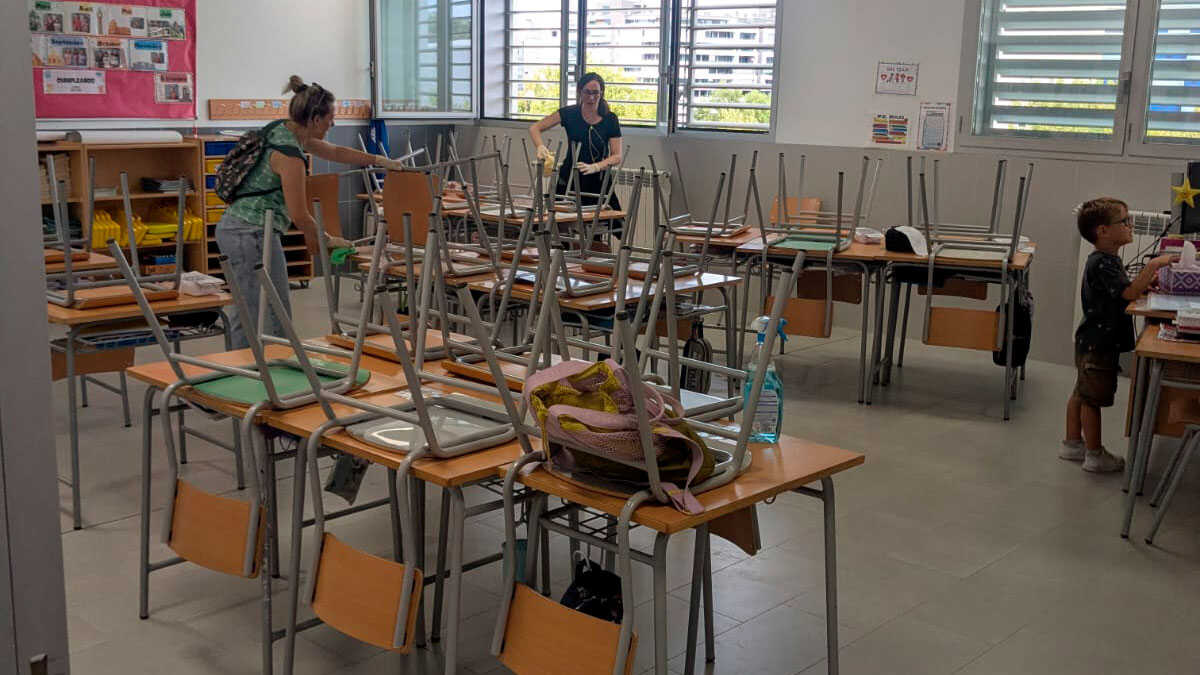 Eltern und Schüler des CPI Parque Venecia greifen zu Besen und Wischmopps: „Untragbar“