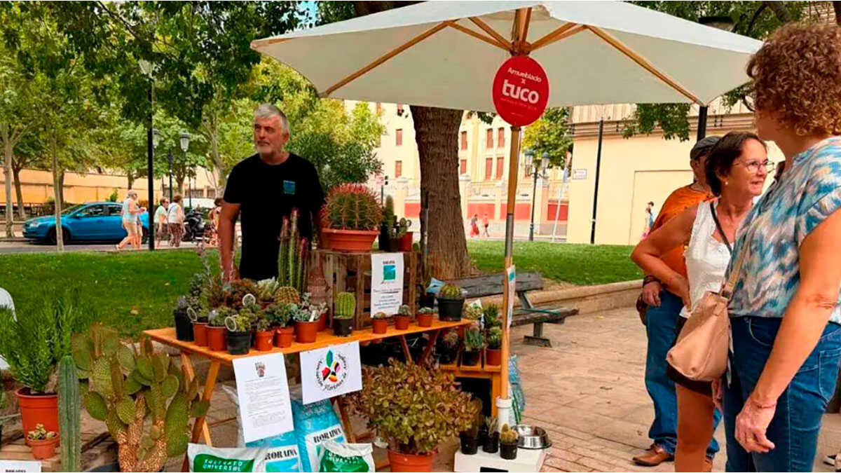 Blumen und Haustiere erobern erneut den Jardín del Gancho: Das können Sie diesen Sonntag auf dem Markt unternehmen