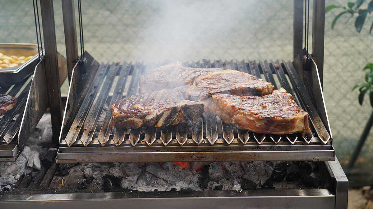 Der Monat des Chuletón startet mit 90 Betrieben in Aragón: das „perfekte Match“ von Fleisch und Wein