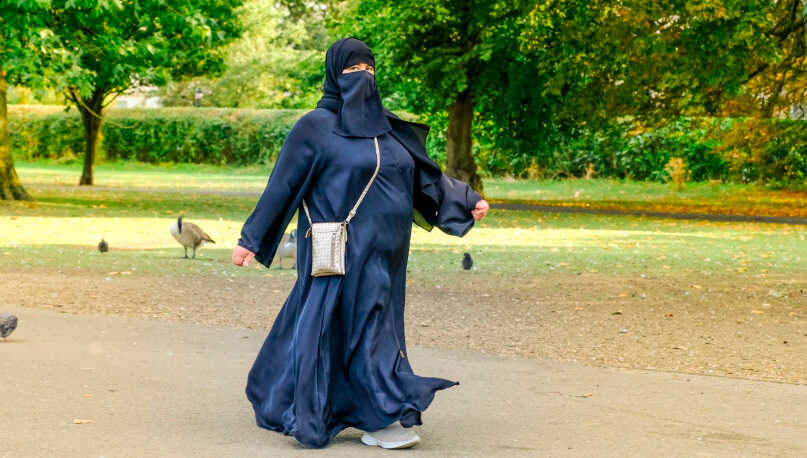 Zaragoza verbietet nun das Betreten öffentlicher Gebäude mit Burka und Niqab