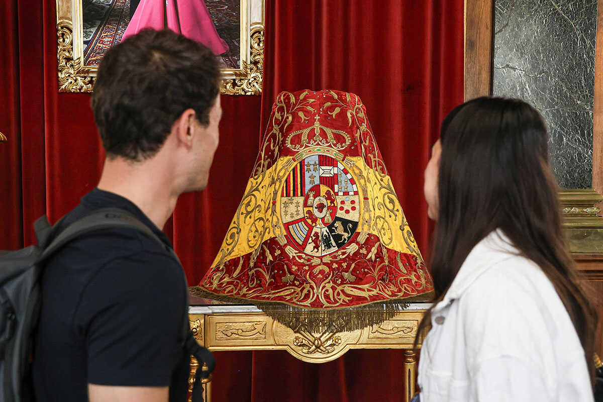 Vom Ende des 19. Jahrhunderts bis heute: Ausstellung zeigt 35 Mäntel der Virgen del Pilar mit spanischer Flagge