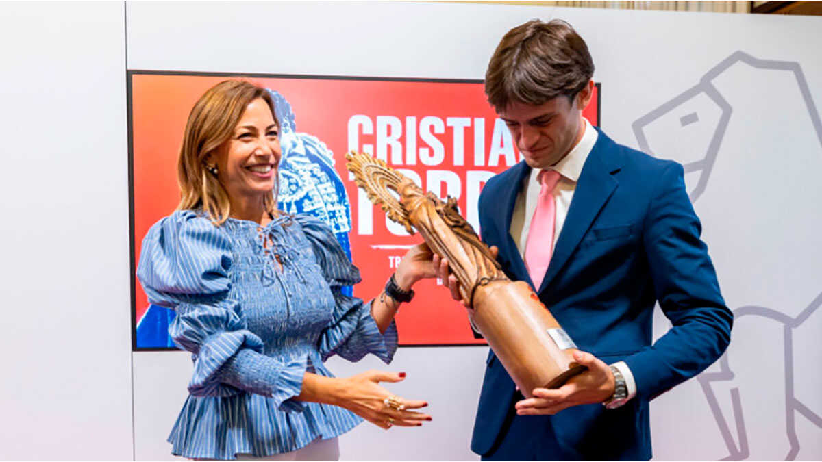 Bürgermeisterin Natalia Chueca überreicht Triunfador-Preis an den Zaragozaner Cristiano Torres
