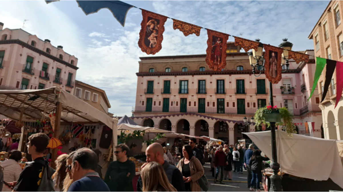Der Renaissancemarkt, der Sie mit Umzügen und Feuershows auf eine Zeitreise schickt: komplettes Programm