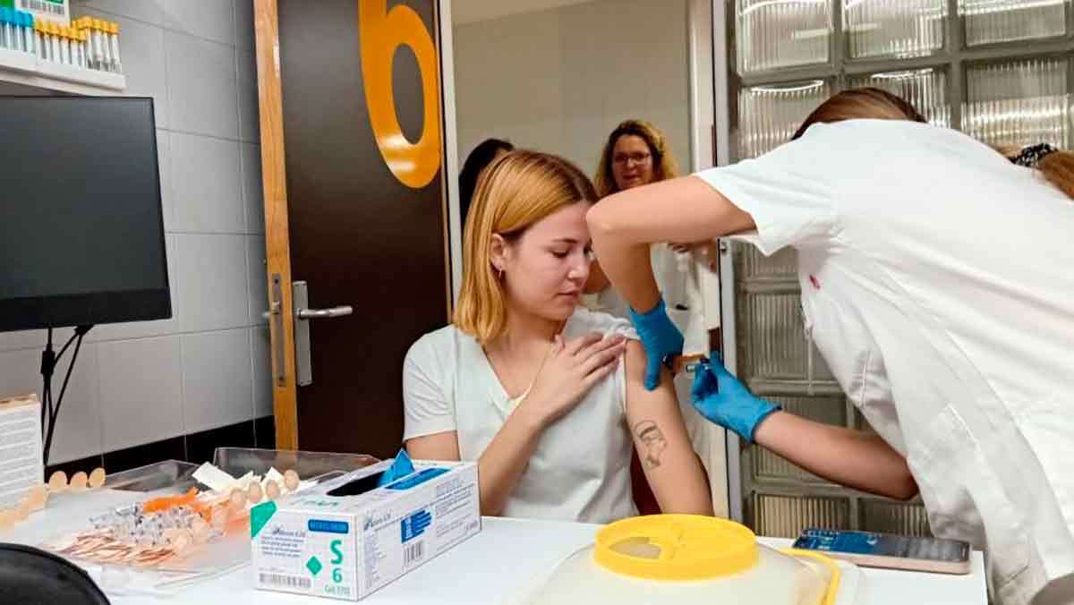 Gesundheitspersonal kann sich in der Apothekerkammer von Zaragoza gegen Grippe und Covid impfen lassen