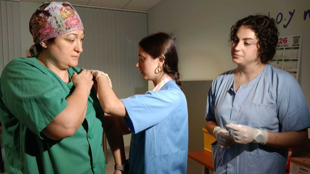Impfkampagne in Aragón: Mehr als 220 Mitarbeitende des Servet am ersten Tag gegen Grippe immunisiert