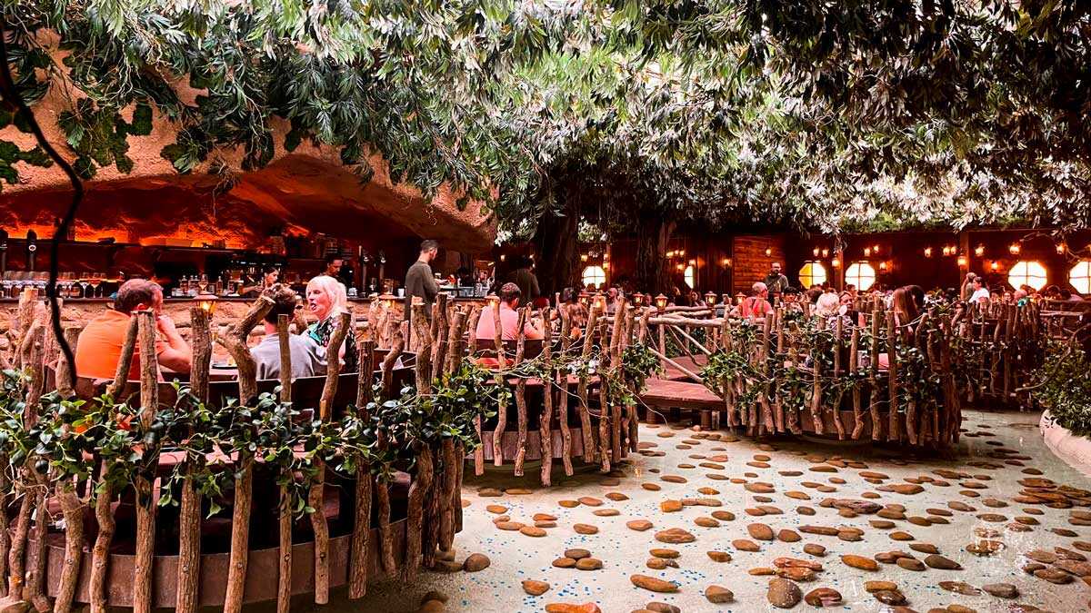Was gibt es bei Voltereta zu essen? Die Speisekarte des Restaurants mit Wasserfall und See in Zaragoza