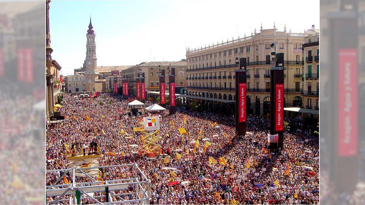 Vor 25 Jahren in Aragón: Rund 300.000 Menschen füllten an einem historischen Tag gegen die Wasserüberleitung die Plaza del Pilar
