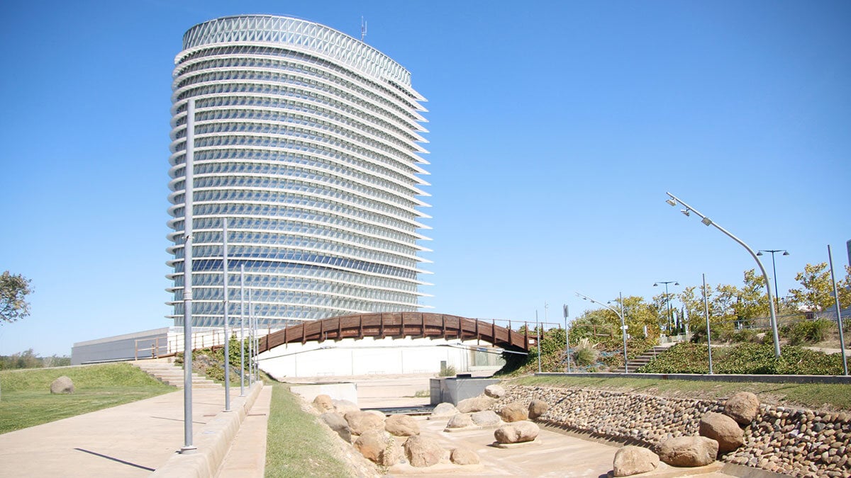 Umbau der Expo schreitet voran: Torre del Agua erhält digitale Fassade