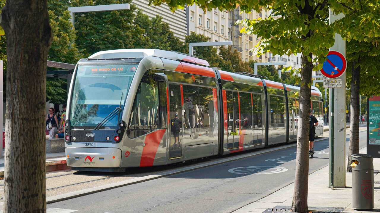 24-Stunden-Straßenbahn und Shuttlebusse zum Messegelände: Zaragoza stärkt den öffentlichen Verkehr zu den Pilar-Festen