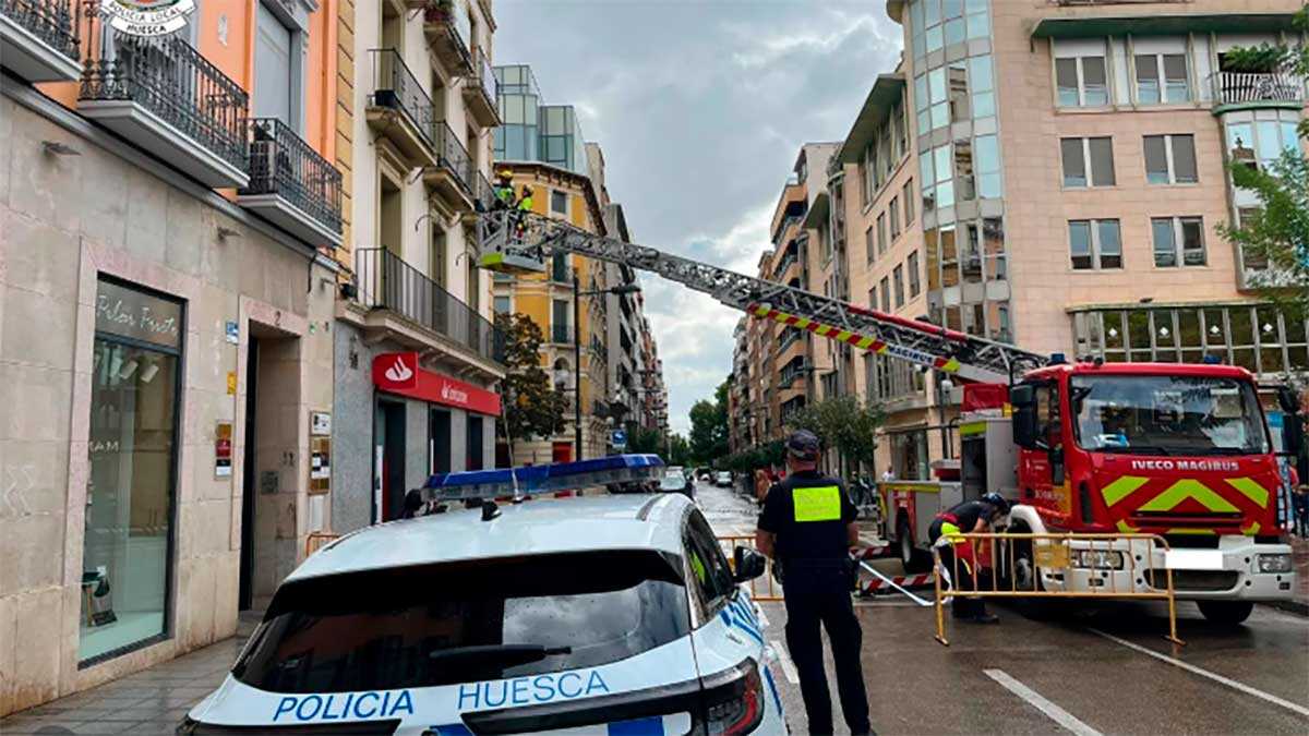 Herabfallende Balkonstücke treffen Passantin im Zentrum von Huesca