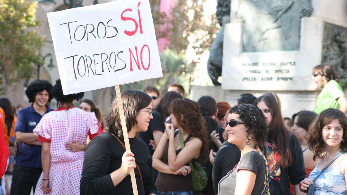 Vor 20 Jahren in Aragón: Mehr als tausend Menschen demonstrierten während der Pilar-Fiestas in Zaragoza gegen Stierkämpfe