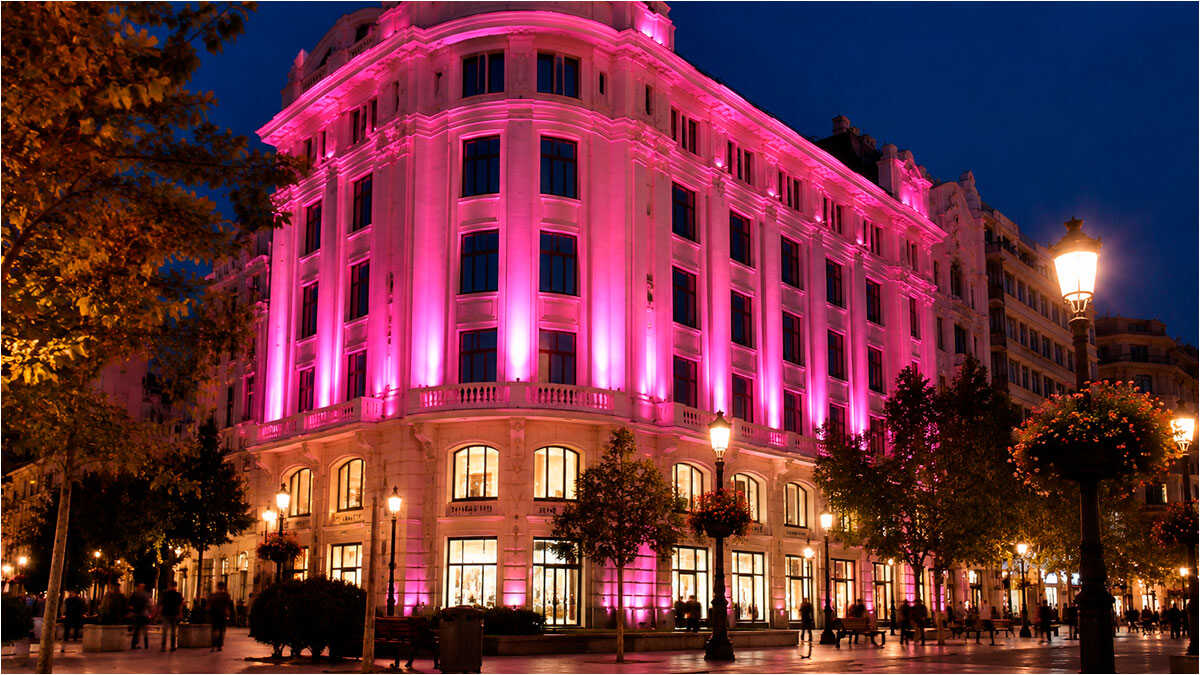 Eine bekannte Fassade in Zaragoza erstrahlt diesen Monat in Rosa