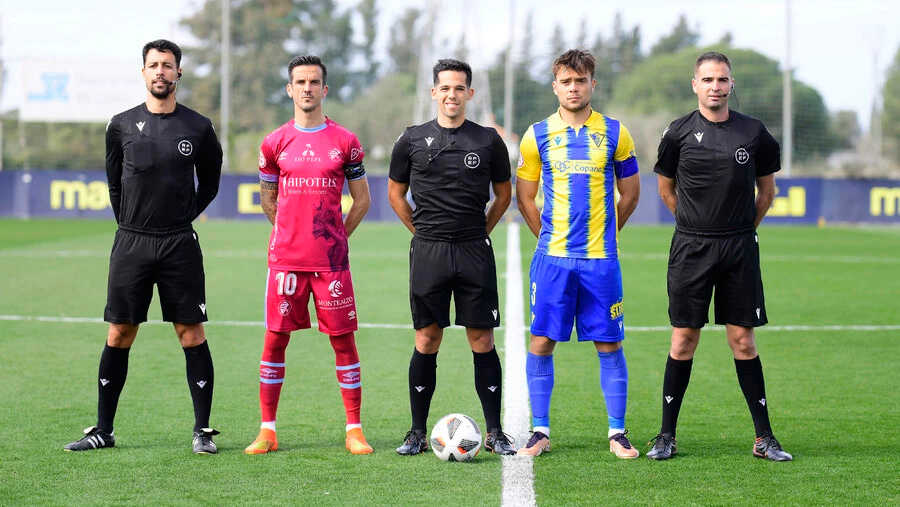 Schiedsrichter Aranda Delgado pfeift Atlético Madrileño gegen Real Zaragoza in seiner zweiten Primera-RFEF-Saison