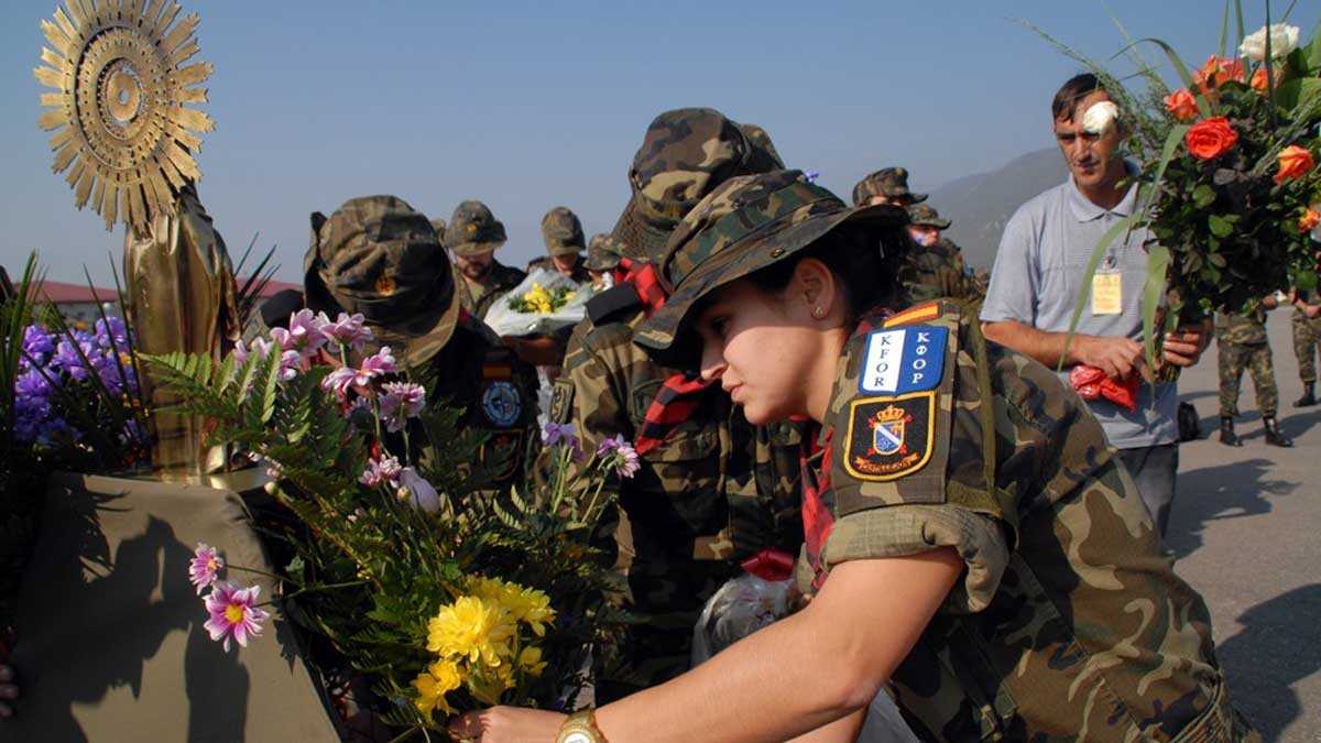 Vor 20 Jahren: Aragonische Soldaten feierten den Spanischen Nationalfeiertag im Kosovo mit einer Ehrung für die Virgen del Pilar